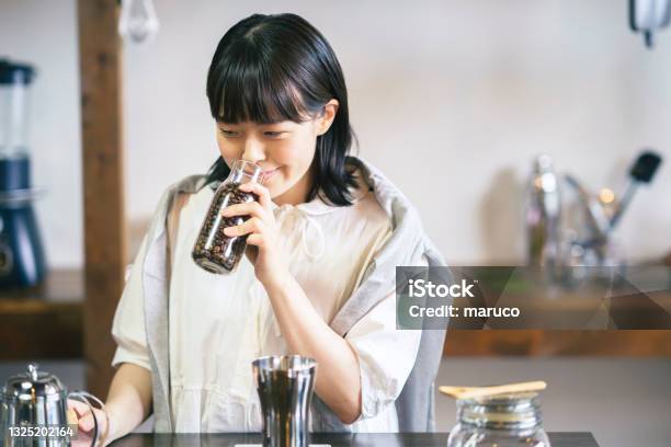 コーヒー豆の香りに微笑む若い女性