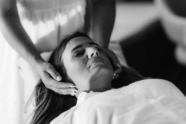 レイキヒーリングセラピーと女性 - reiki alternative therapy massaging women ストックフォトと画像