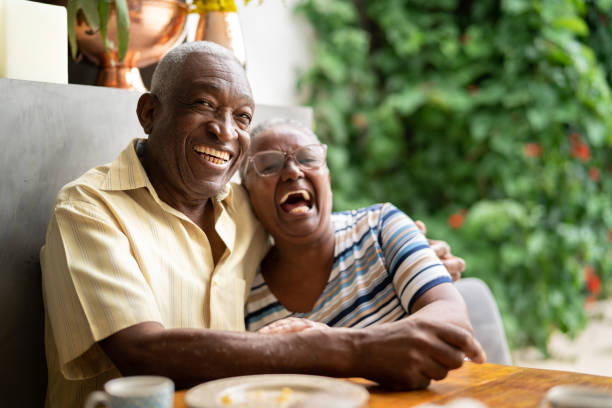 ritratto di una coppia senior felice a casa - 60s senior adult breakfast cheerful foto e immagini stock