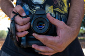 fotograf-der-fotos-mit-dslr-kamera.jpg?b=1&s=170x170&k=20&c=GOePw-AHizcHXqHUGvZbG_2ESKTsp5XKP11ul2O-wtE=