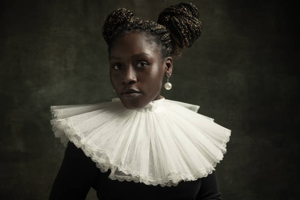 zbliżenie portret średniowiecznej afrykańskiej młodej kobiety w czarnej sukni vintage z dużym białym kołnierzykiem pozowanie odizolowane na ciemnozielonym tle. - women history baroque style jewelry zdjęcia i obrazy z banku zdjęć