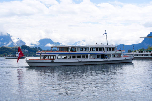 호수에 스위스 플래그가있는 대중 교통 선. - cruise ship swiss flag cruise europe 뉴스 사진 이미지