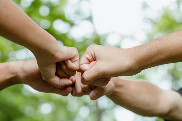 día mundial del medio ambiente con el trabajo en equipo de la comunidad global, grupo de voluntarios se unen a la mano concepto, "trabajo de caridad voluntario. personas que se unen para el éxito de la cooperación.objetivo de desarrollo sostenible - empresa de carácter social fotografías e imágenes de stock