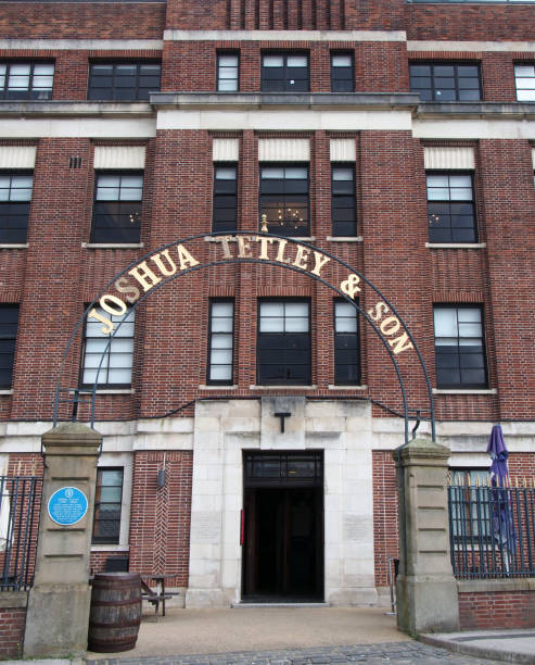sign above the entrance to the tetley gallery in leeds a historic former brewery headquarters building - leeds england museum famous place yorkshire imagens e fotografias de stock