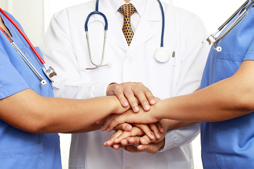 Concepto El médico y las enfermeras del trabajo en equipo coordinan las manos para el trabajo del éxito photo