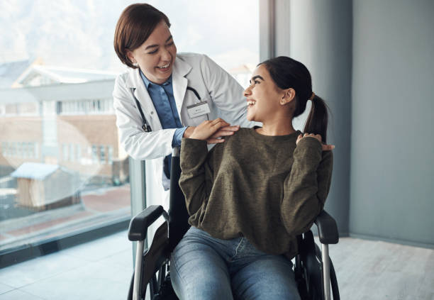 foto de una joven doctora consolando a un paciente en una oficina - desmovilización fotografías e imágenes de stock