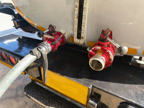 排水処理から水を吸い出す配管接続装置 - sewage truck ストックフォトと画像