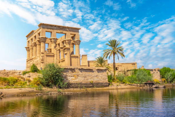 le magnifique temple de philae et les bâtiments gréco-romains vus depuis le nil, un temple dédié à daech, déesse de l’amour. assouan. égyptien - lake nasser photos et images de collection