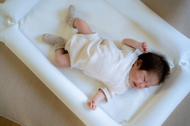bébés asiatiques dormant à la maison, nouveau-né et nouveau concept de vie. - baby yawning asian ethnicity newborn photos et images de collection