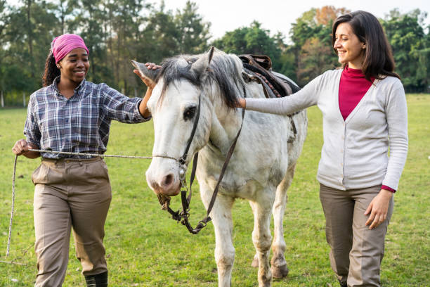 due donne con un cavallo in un ranch - training african descent business multi ethnic group foto e immagini stock