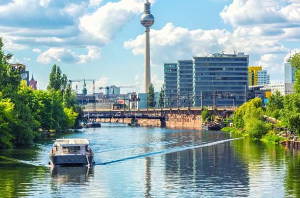 река шпрее в берлине - spree river стоковые фото и изображения