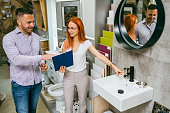 badezimmerfliesen-und-utensilien-einkaufen.jpg?b=1&s=170x170&k=20&c=ieFajg_n1xuhHiETbc9M3kL6DqxjhE8_IYmRyqylgq8=