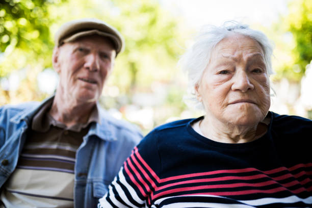 portrait d’un couple heureux de plus de 80 ans - senior adult 80 plus years aging process clothing photos et images de collection