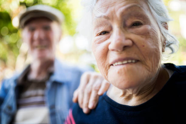 portrait d’un couple heureux de plus de 80 ans - senior adult 80 plus years aging process clothing photos et images de collection