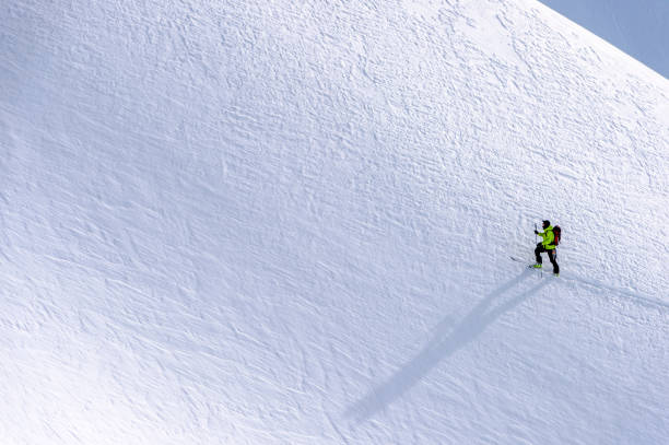 vista aérea del esquiador de fondo escalando montañas rocosas canadienses - determination telemark skiing exploration winter fotografías e imágenes de stock