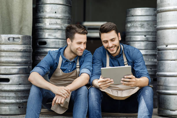 gestión cervecera, puesta en marcha y negocio conjunto con tecnología moderna - industry warehouse floor beer fotografías e imágenes de stock