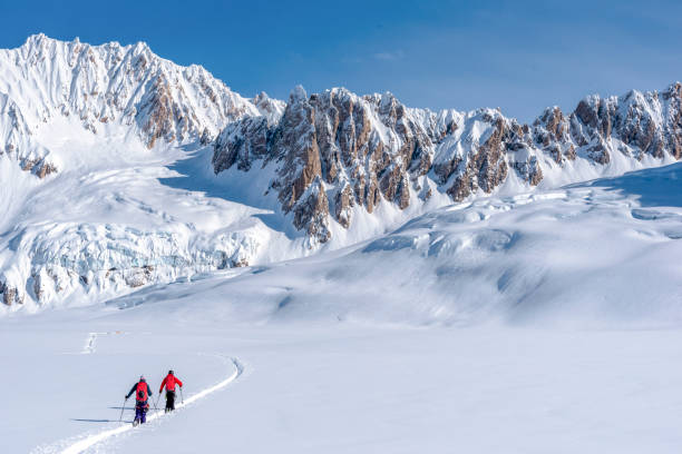 esquiadores de fondo escalan las rocosas nevadas canadienses - determination telemark skiing exploration winter fotografías e imágenes de stock