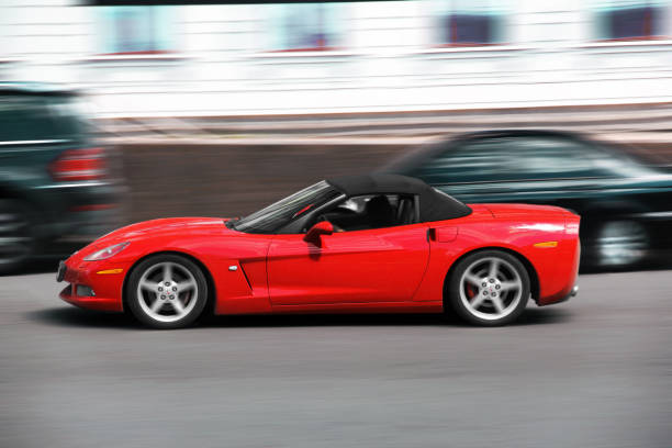 carro de músculo americano chevrolet corvette conversível em movimento. carro embaçado. supercarro vermelho em alta velocidade - luxury sports car red supercar - fotografias e filmes do acervo