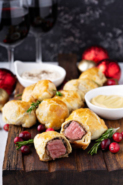 bite size beef wellingtons - bite size imagens e fotografias de stock