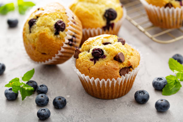 chip de chocolate y muffins de arándanos - coffee muffin pastry blueberry muffin fotografías e imágenes de stock