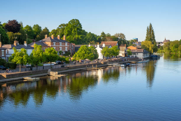 the groves sulla riva del fiume dee, chester, inghilterra, regno unito - residential structure chester england england sunset foto e immagini stock