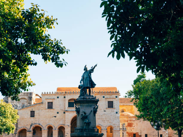 pomnik na zewnątrz catedral primada de america santo domingo - worship place zdjęcia i obrazy z banku zdjęć