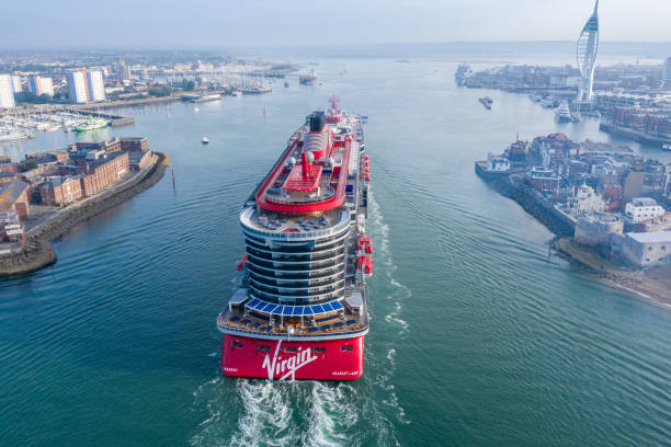 scarlet lady est un navire de croisière exploité par virgin voyages. - virgin group photos et images de collection