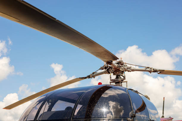fragmento de um helicóptero. hélice de helicóptero contra um céu nublado. hélice de helicóptero. parte do rotor de helicóptero. - rotor - fotografias e filmes do acervo