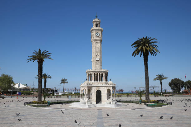 torre del reloj de esmirna en la plaza konak, ciudad de esmirna, turquía - izmir turkey konak clock tower fotografías e imágenes de stock