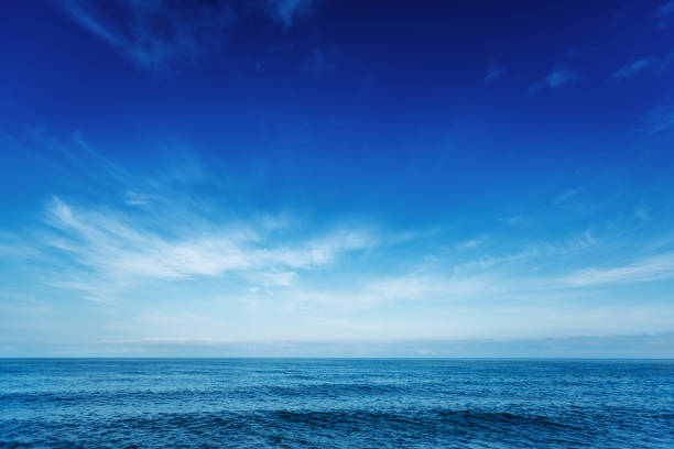 ciel bleu sur la mer - bleu photos et images de collection