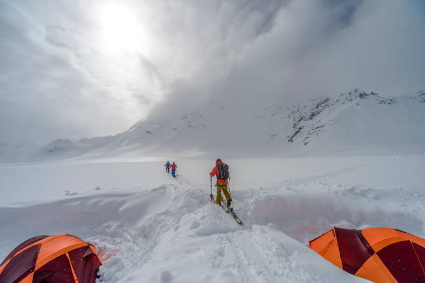 backcountry-skifahrer verlassen lager auf schneepiste am morgen - winter camping telemark skiing skiing stock-fotos und bilder
