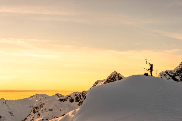 backcountry-skifahrer wendet felle auf skiern auf verschneiten bergrücken an - telemark skiing stock-fotos und bilder