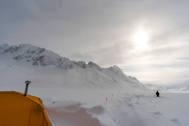 malerische aussicht auf zelt auf schneepiste am morgen - winter camping telemark skiing skiing stock-fotos und bilder