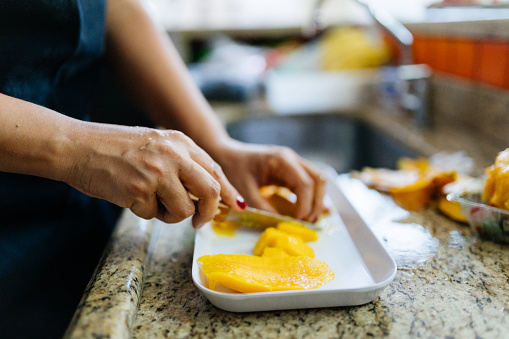 slicing mangoes on a plate