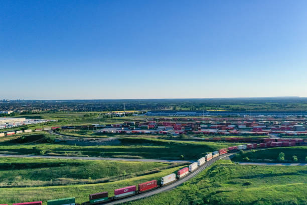 canadian pacific railway vaughan intermodal terminal in kleinburg, ontario, canada - goederentrein stockfoto's en -beelden