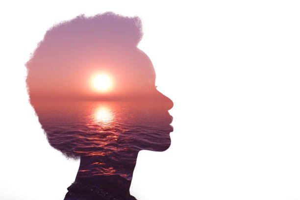 imagen de exposición múltiple con amanecer y mar dentro de la silueta de la mujer. concepto de psicología - brain power fotografías e imágenes de stock