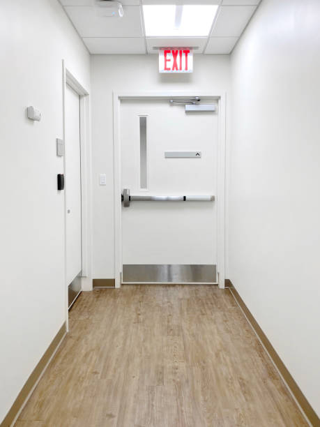 hospital corridor - emergency exit imagens e fotografias de stock