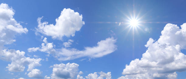 sol y fondo azul del cielo - high resolution fotos fotografías e imágenes de stock