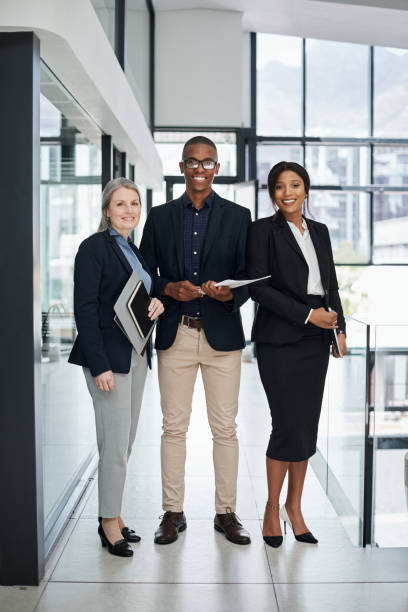 portret grupy biznesmenów pracujących razem w nowoczesnym biurze - people formalwear vertical full length zdjęcia i obrazy z banku zdjęć