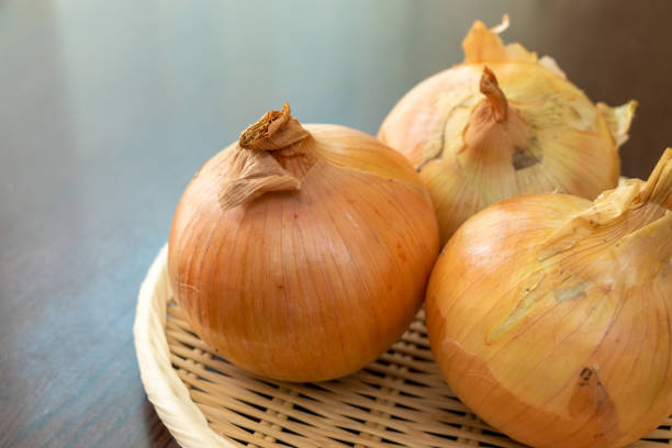 frische zwiebeln mit haut bedeckt - onionskin stock-fotos und bilder