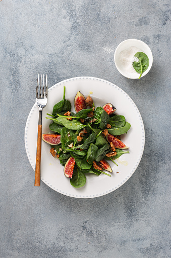 Plate salad with figs, spinach and walnuts