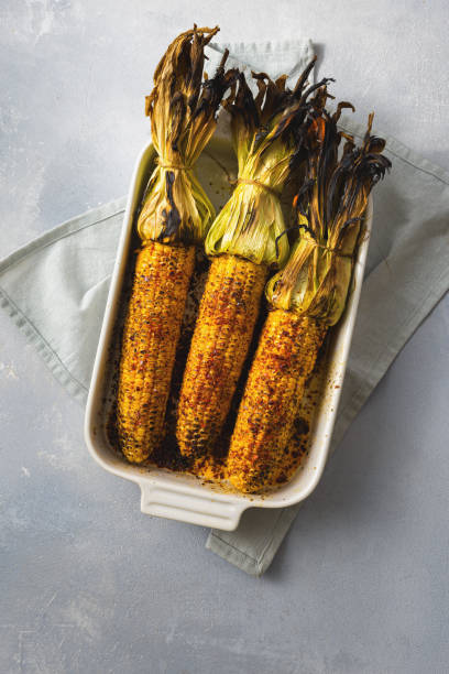 베이킹 트레이에 담긴 코브에 구운 옥수수 - grilled corn vegetable corn on the cob 뉴스 사진 이미지