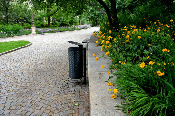 花崗岩の立方体の高い花壇の道の黒い茂みの公園の擁壁のベンチ - retaining wall flower bed ornamental garden landscaped ストックフォトと画像