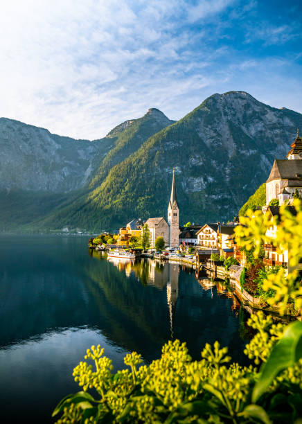 panoramablick auf die berühmte alte hallstatt und den alpenländischen tiefblauen see mit touristenschiff im malerischen goldenen morgenlicht an einem schönen sonnigen tag bei sonnenaufgang im sommer - austria european alps landscape lake stock-fotos und bilder