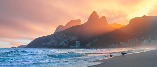 l’une des meilleures plages d’amérique du sud ipanema, rio de janeiro. - plage de leblon photos et images de collection