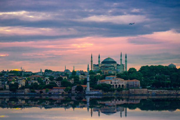 splendida vista di hagia sophia con riflessione in acqua, istanbul, turchia - byzantine reflection turkey istanbul foto e immagini stock