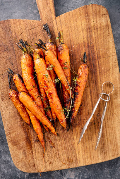 carote arrosto al forno - whole carrots foto e immagini stock