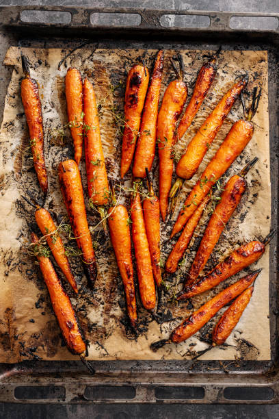 carote arrosto al forno - whole carrots foto e immagini stock