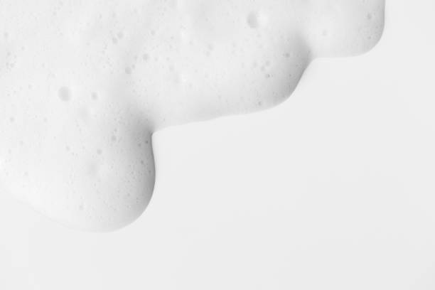白い背景フレーム、水平に泡を持つ石鹸フォーム。ミニマリスト衛生の背景。シャンプーまたはクレンザーテクスチャ - 泡 ストックフォトと画像