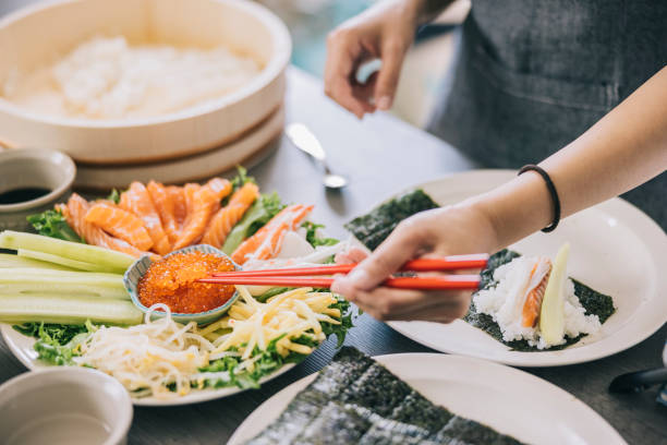 temaki sushi zu hause machen - sushi japanese culture food domestic kitchen stock-fotos und bilder